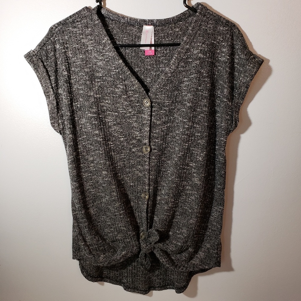 Super cute grey tie top with buttons! Juniors L